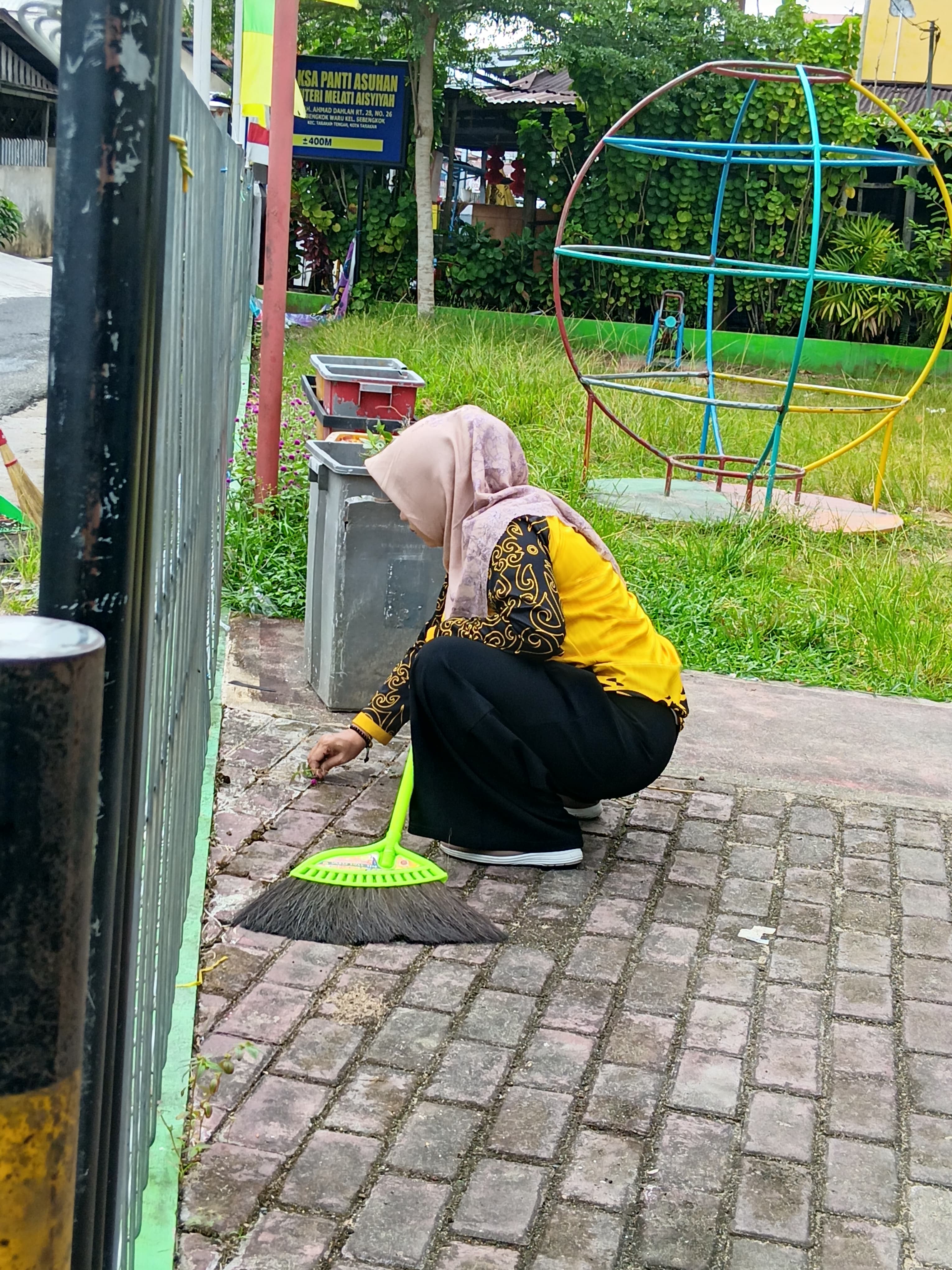 Kegiatan Bersih-bersih Lingkungan Sekitar 2