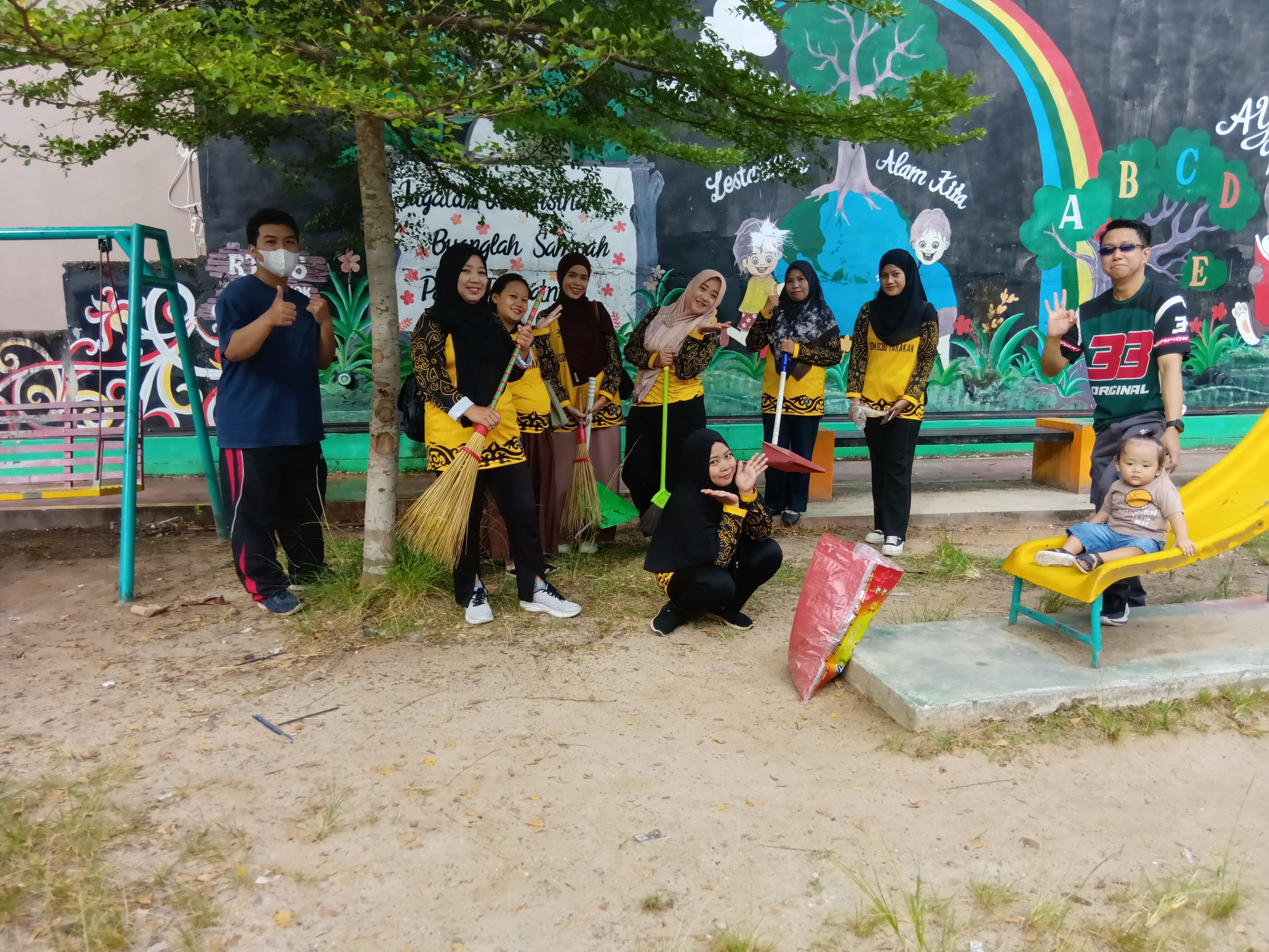 Kegiatan Bersih-bersih Lingkungan Sekitar 4