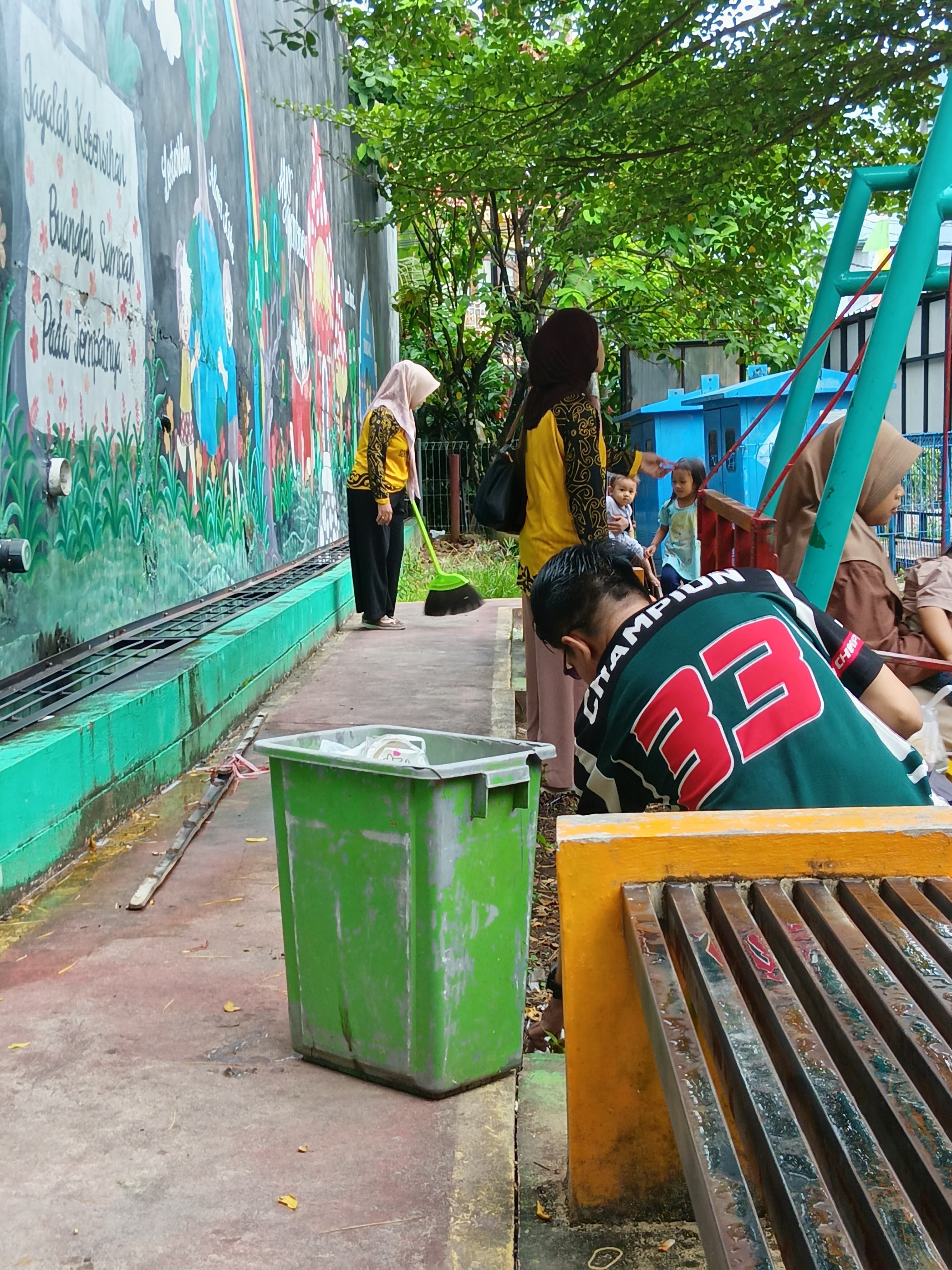 Kegiatan Bersih-bersih Lingkungan Sekitar 3