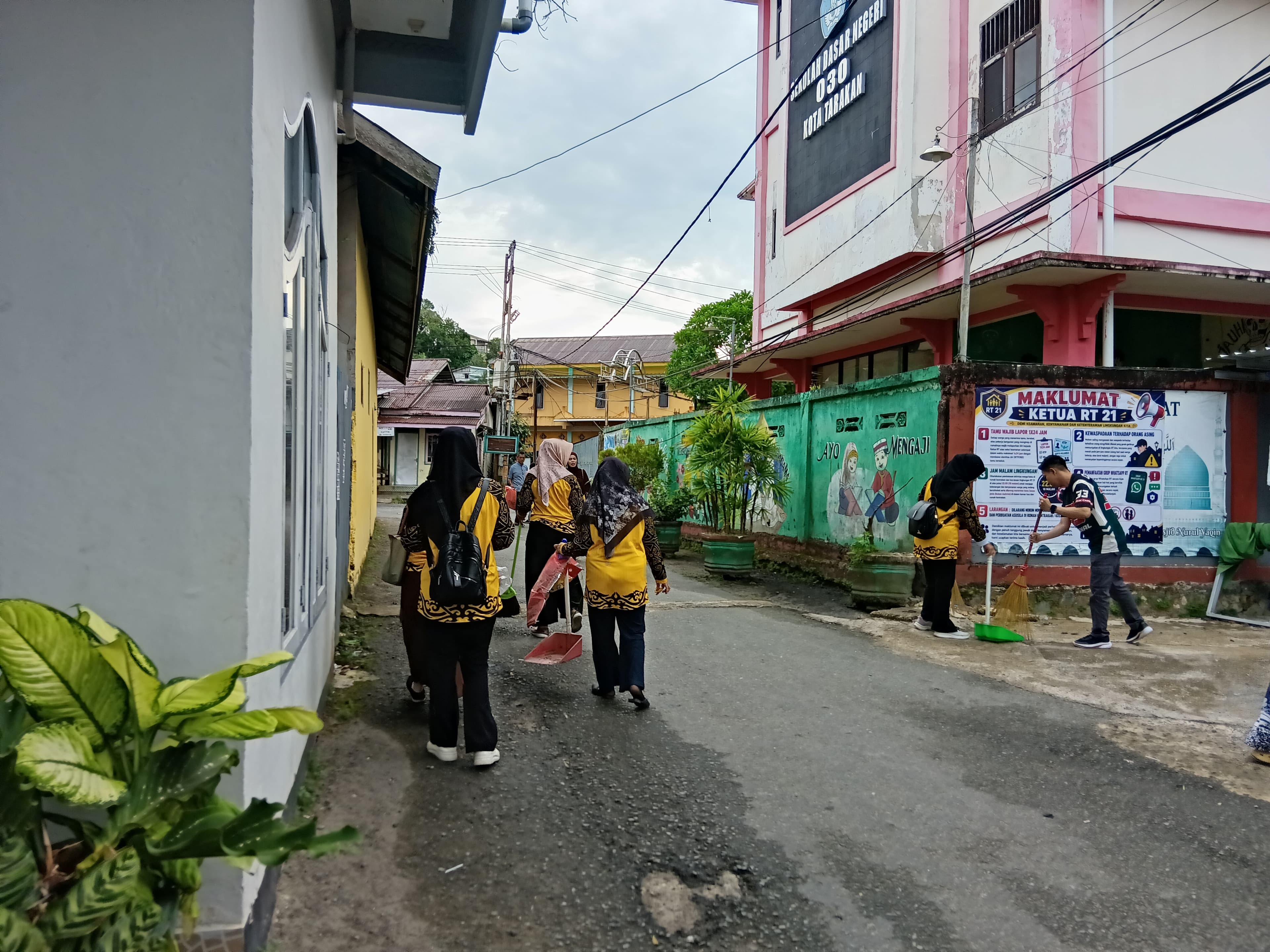 Kegiatan Bersih-bersih Lingkungan Sekitar 7