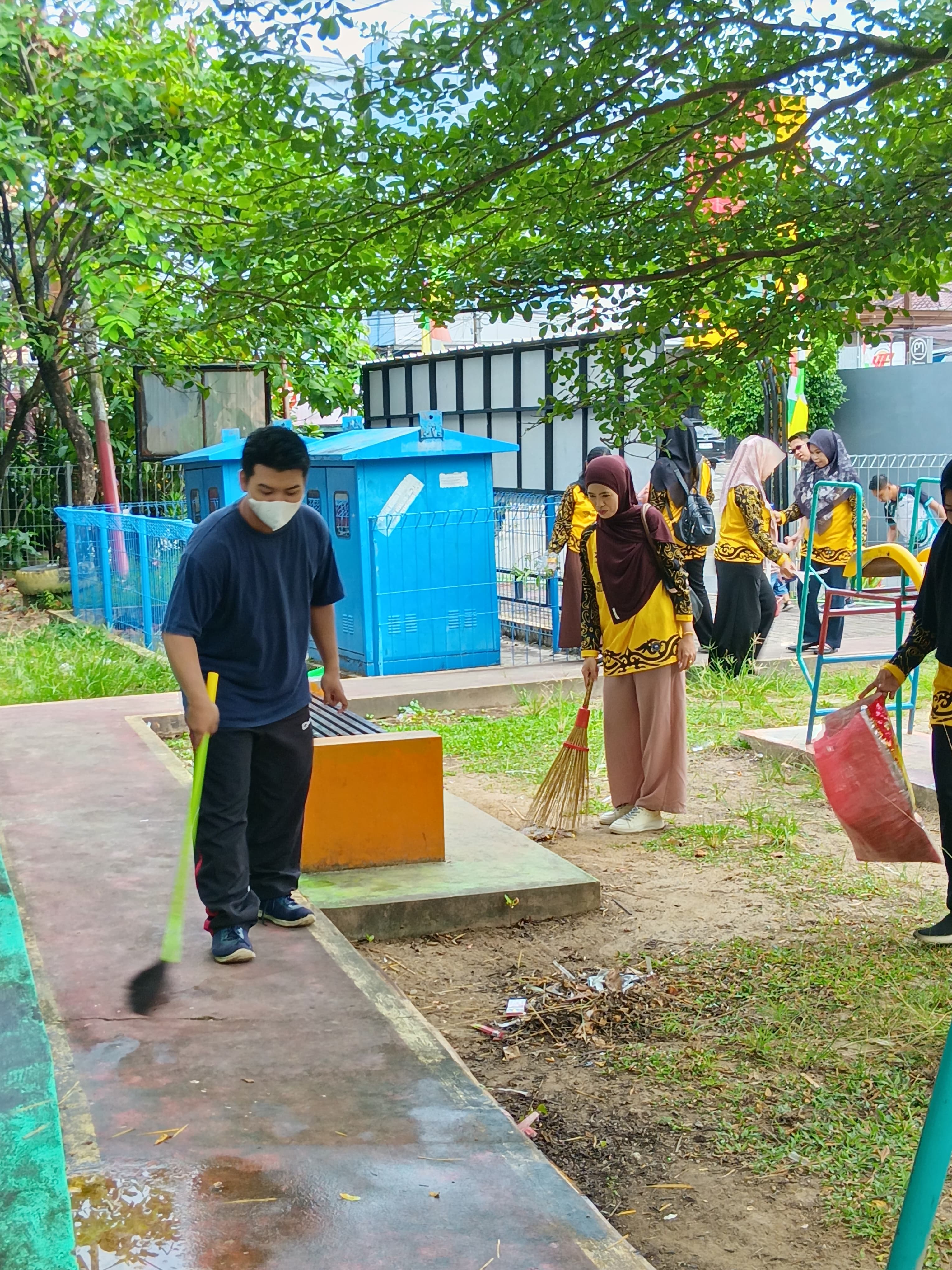 Kegiatan Bersih-bersih Lingkungan Sekitar 5