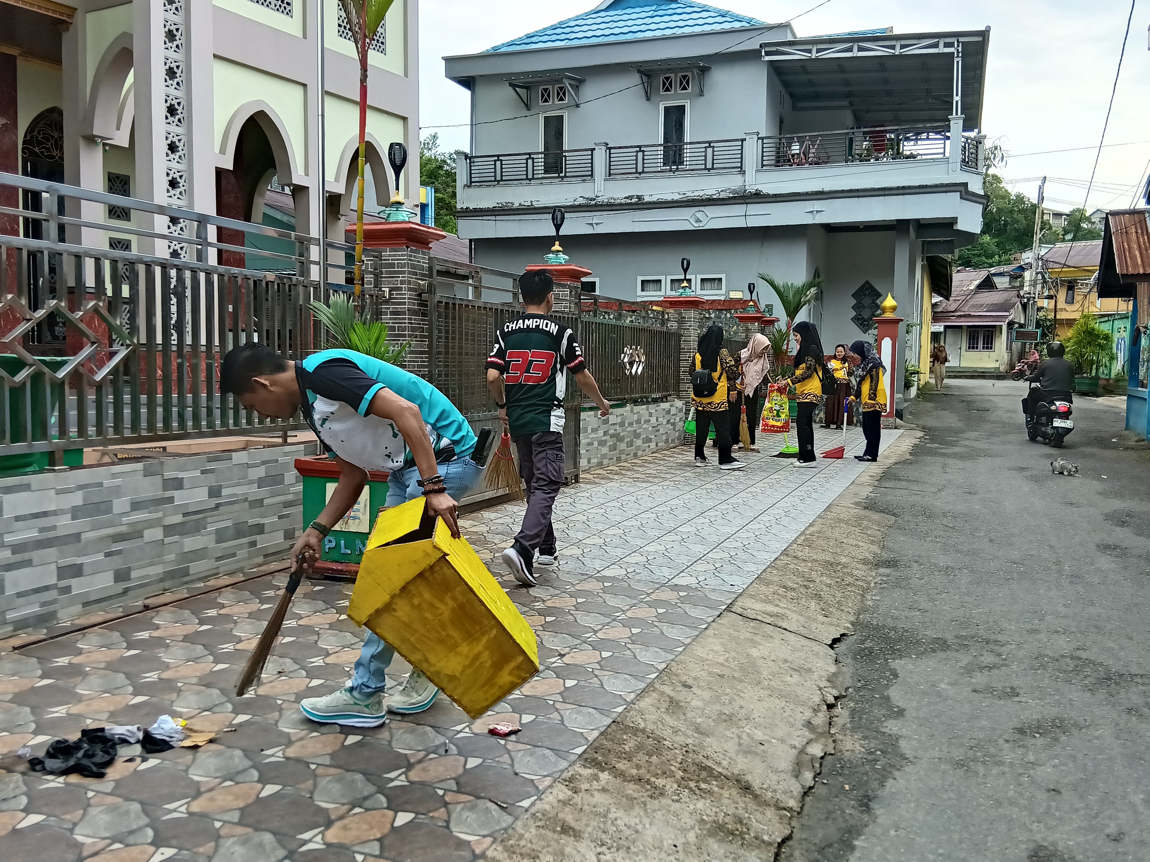 Kegiatan Bersih-bersih Lingkungan Sekitar 6